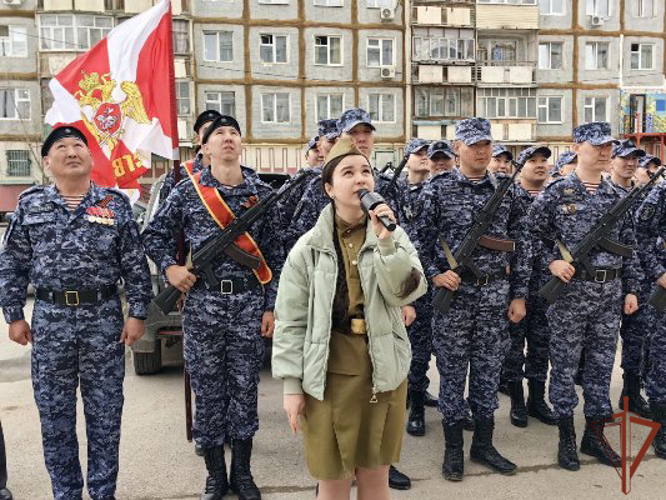 На Дальнем Востоке Росгвардия провела акцию «Парад у дома ветерана»