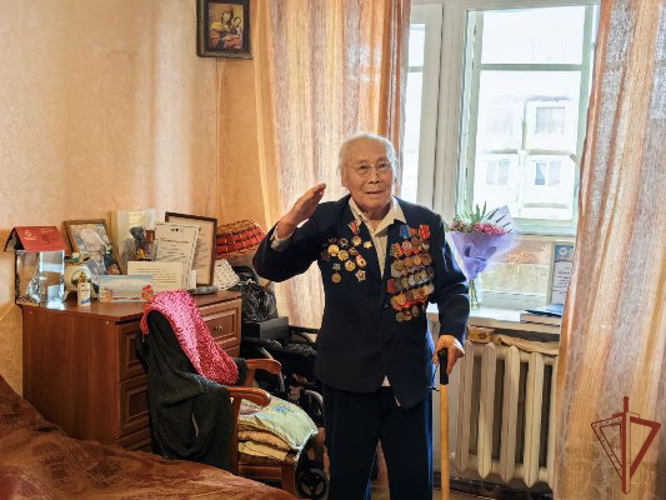 На Дальнем Востоке Росгвардия провела акцию «Парад у дома ветерана»