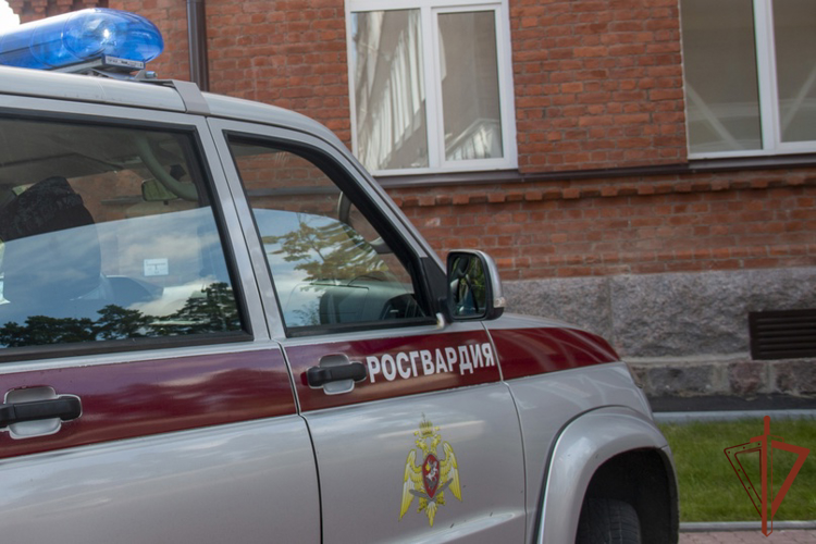 Росгвардейцы во Владивостоке нашли и передали полицейским оставленного без присмотра малолетнего ребенка