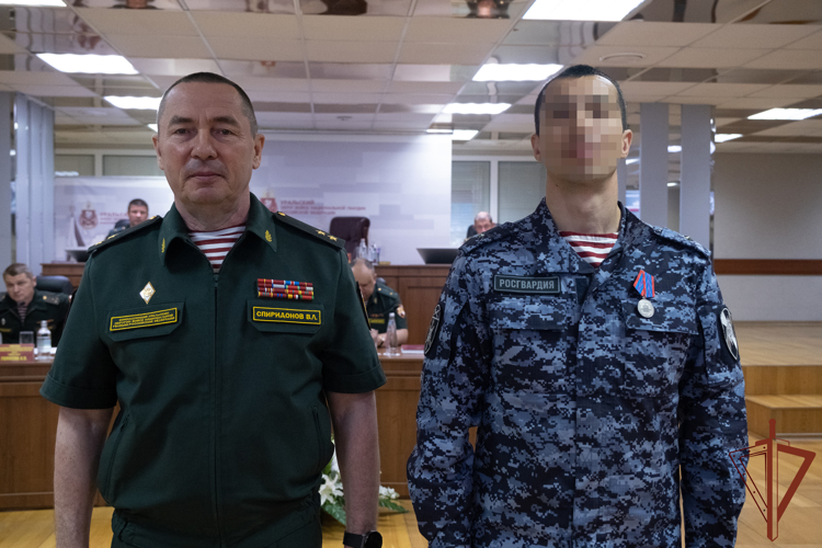 Военнослужащим и сотрудникам Уральского округа Росгвардии вручены государственные и ведомственные награды
