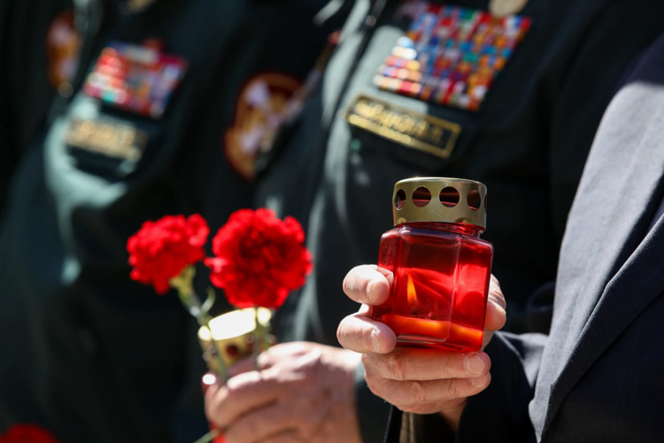 В День памяти и скорби военнослужащие и сотрудники центрального аппарата Росгвардии возложили цветы к памятнику воинам войск правопорядка  (видео)