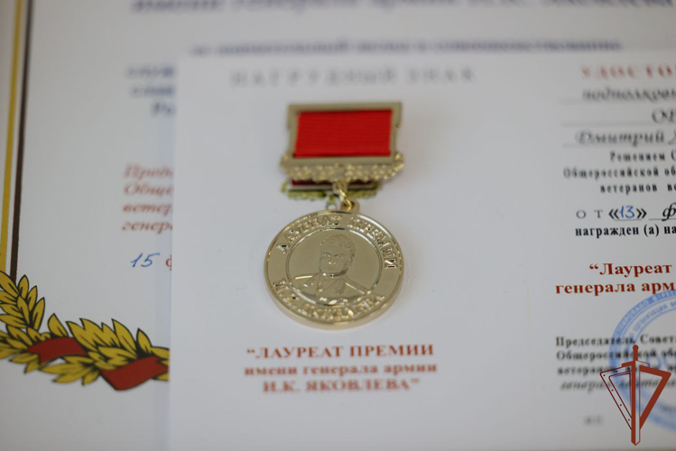 Генерал-лейтенант Вячеслав Пытков вручил награды отличившимся росгвардейцам в Белгородской области