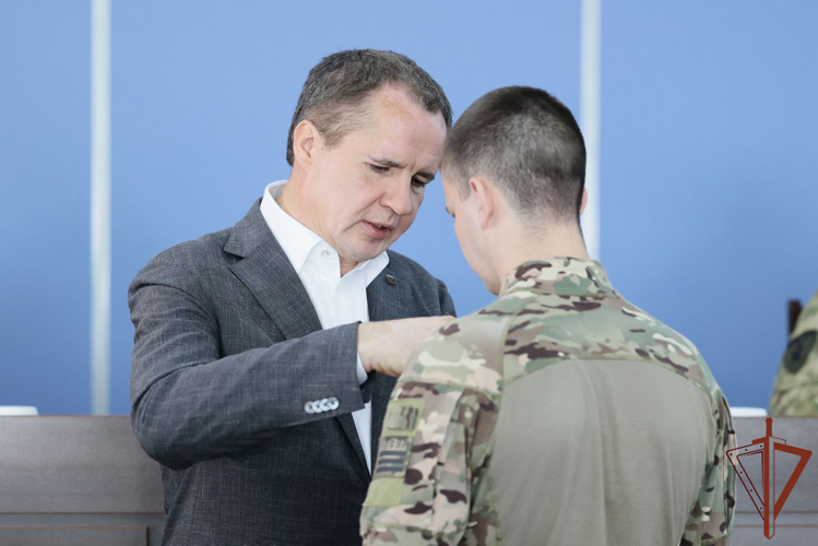 Генерал-лейтенант Вячеслав Пытков вручил награды отличившимся росгвардейцам в Белгородской области