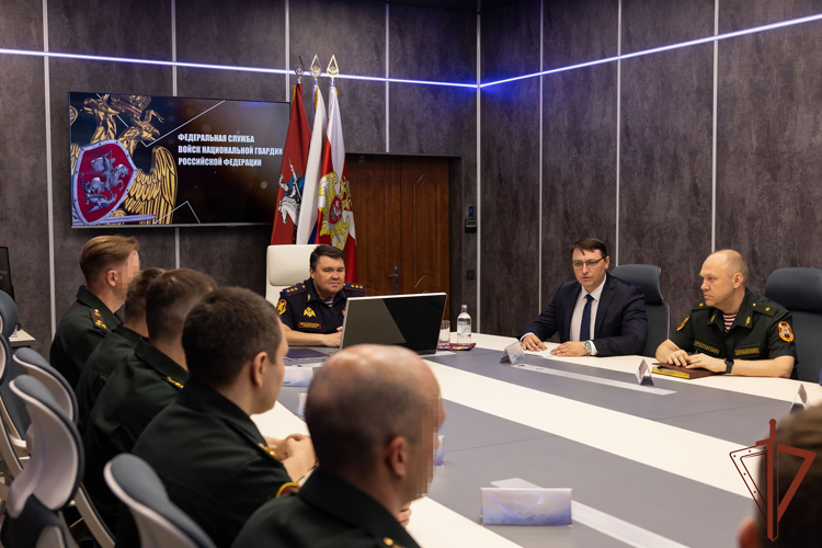 Заместитель директора Росгвардии генерал-полковник полиции Сергей Лебедев наградил IT-специалистов ведомства