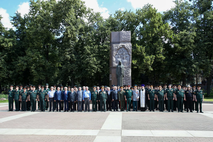 В День памяти и скорби военнослужащие и сотрудники центрального аппарата Росгвардии возложили цветы к памятнику воинам войск правопорядка  (видео)