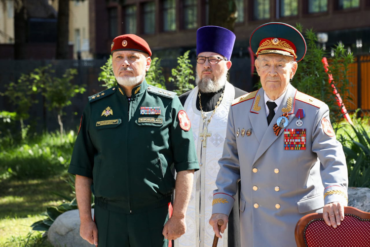 В День памяти и скорби военнослужащие и сотрудники центрального аппарата Росгвардии возложили цветы к памятнику воинам войск правопорядка  (видео)