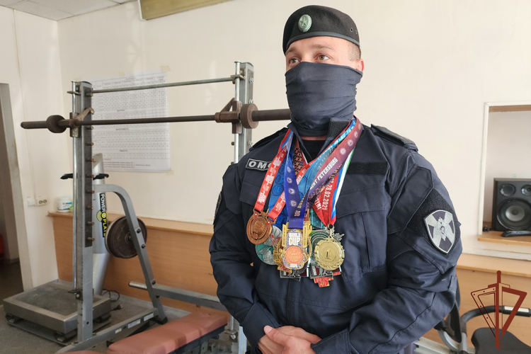 Сотрудник ОМОН Росгвардии занял I место на Кубке мира по пауэрлифтингу