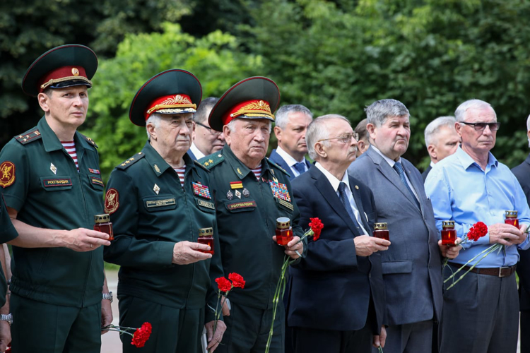 В День памяти и скорби военнослужащие и сотрудники центрального аппарата Росгвардии возложили цветы к памятнику воинам войск правопорядка  (видео)