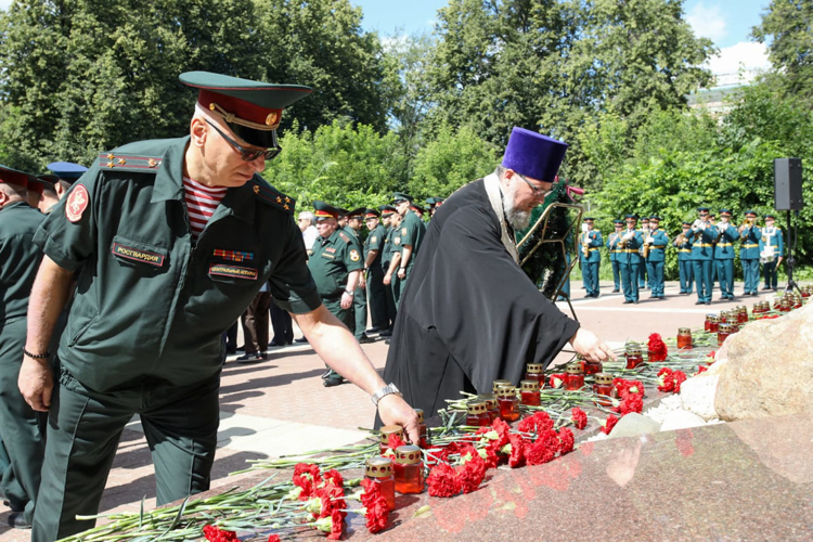 В День памяти и скорби военнослужащие и сотрудники центрального аппарата Росгвардии возложили цветы к памятнику воинам войск правопорядка  (видео)