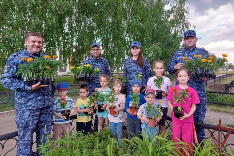 Росгвардейцы организовали мероприятия ко Дню защиты детей в Приволжье