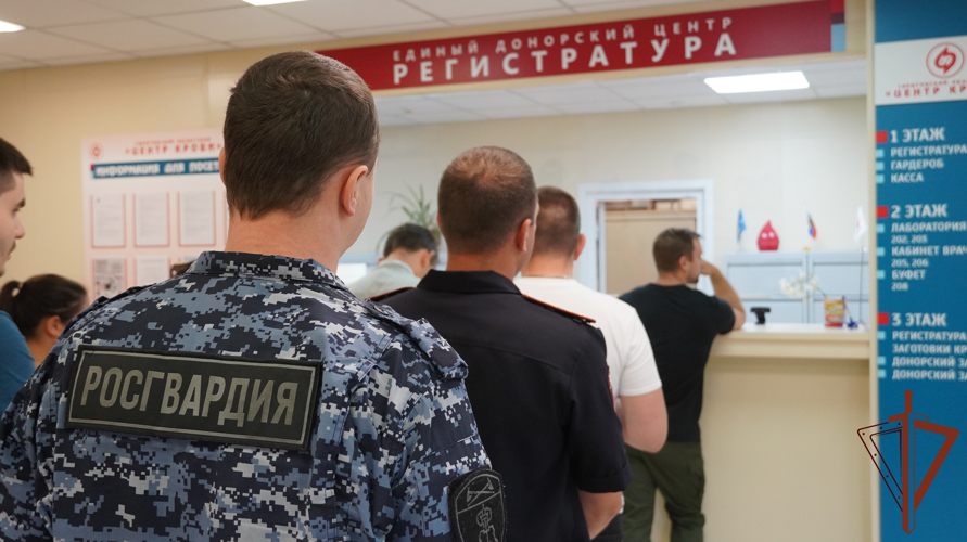 Сотрудники Росгвардии участвуют в ведомственной акции «От сердца к сердцу» в Саратове
