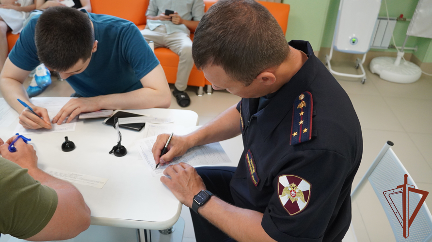 Сотрудники Росгвардии участвуют в ведомственной акции «От сердца к сердцу» в Саратове