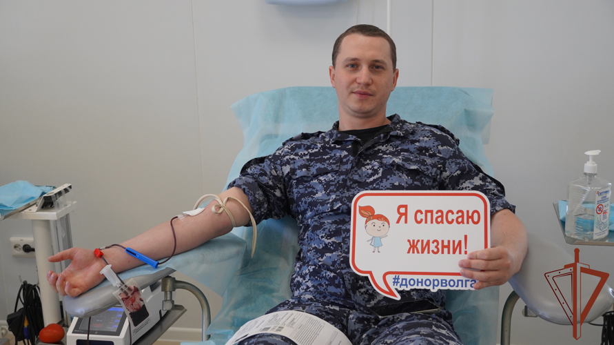Сотрудники Росгвардии участвуют в ведомственной акции «От сердца к сердцу» в Саратове