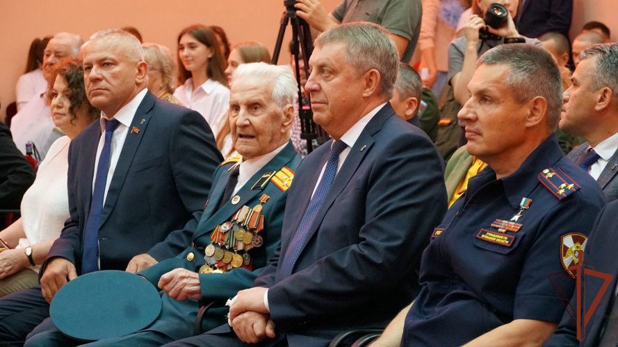 Росгвардейцы поздравили с вековым юбилеем ветерана Великой Отечественной войны в Брянске