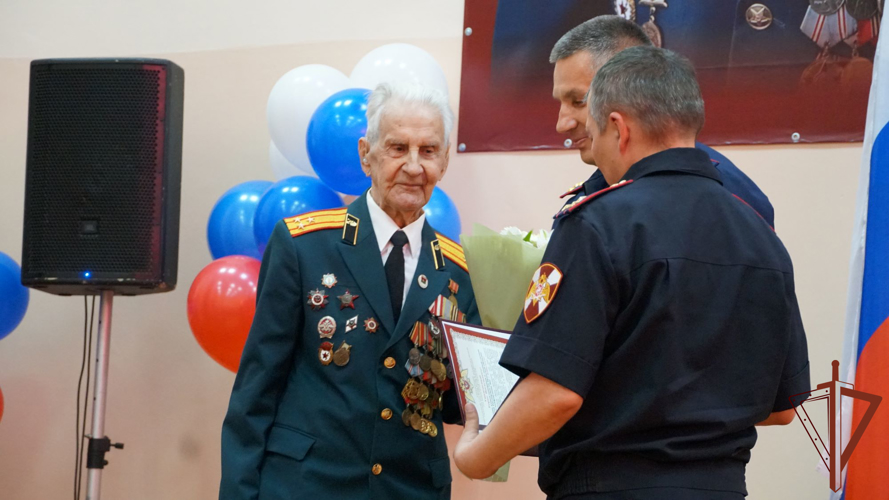 Росгвардейцы поздравили с вековым юбилеем ветерана Великой Отечественной войны в Брянске