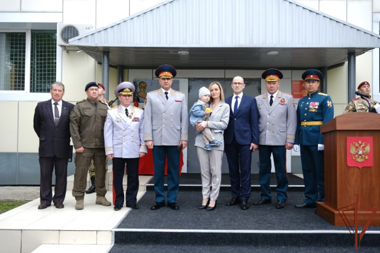 Торжественное открытие мемориальной доски Герою России лейтенанту Максиму Концову  состоялось в  Хабаровске