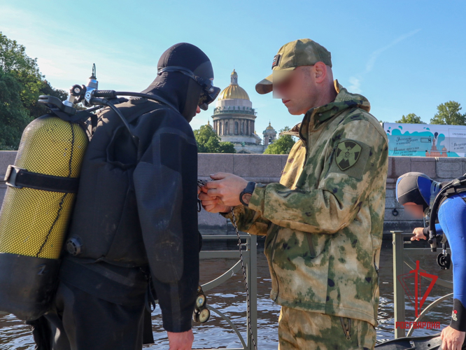 Росгвардейцы обнаружили затонувший ретроавтомобиль на дне Невы в Санкт-Петербурге (видео)