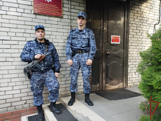 Сотрудники Росгвардии разыскали и вернули ушедшего ночью из дома подростка в Санкт-Петербурге