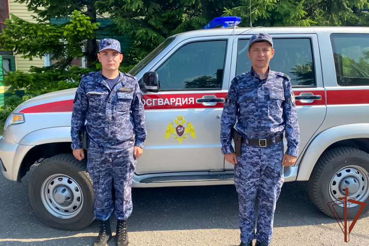 Росгвардейцы помогли обессилевшему на улице пенсионеру в Кузбассе