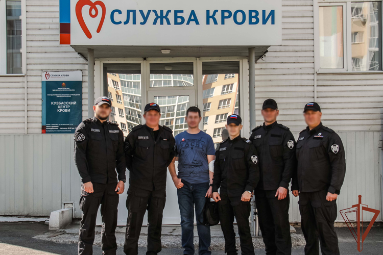Во Всемирный день донора росгвардейцы пополнили региональные банки крови в Сибири