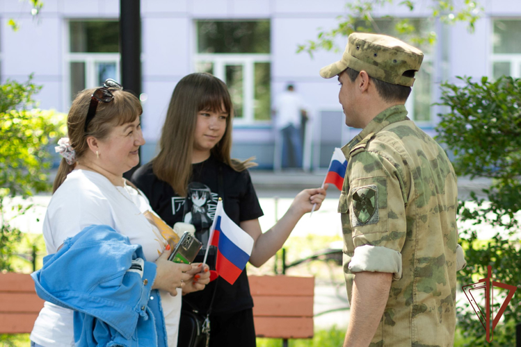 В преддверии празднования Дня России росгвардейцы провели патриотические акции в Сибири