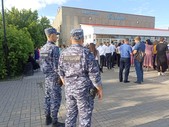 Росгвардейцы обеспечили безопасность школьных выпускных вечеров в регионах Сибири