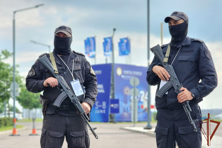 Сотрудники и военнослужащие Росгвардии приняли участие в обеспечении безопасности XXVII Петербургского международного экономического форума (видео)