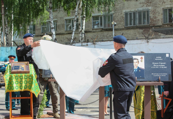  Память погибших при исполнении служебного долга офицеров СОБР  увековечили во Владимире