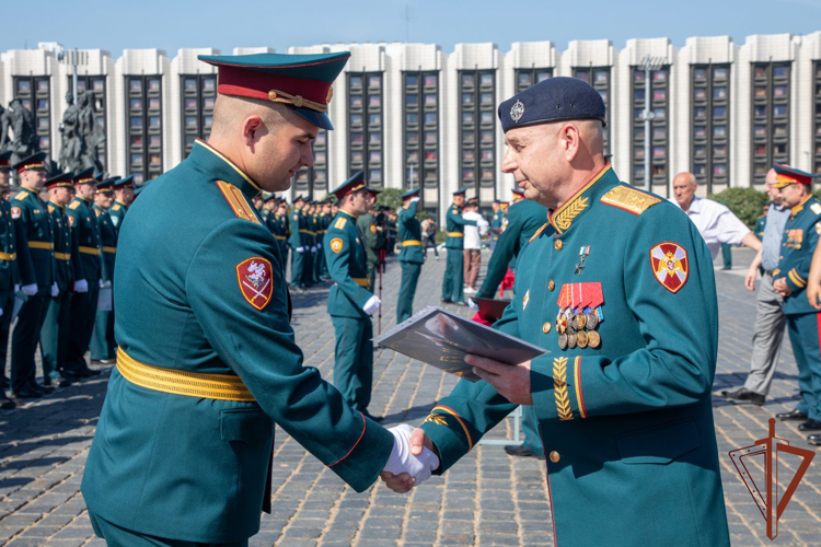Генерал-полковник Алексей Воробьёв поздравил выпускников Санкт-Петербургского военного института Росгвардии (видео)