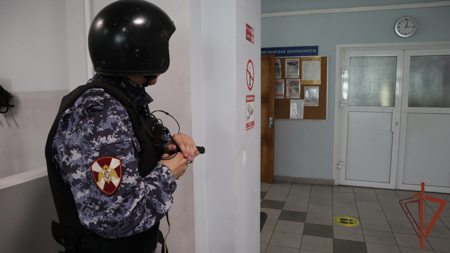 Росгвардия провела межведомственную тренировку на объекте социальной инфраструктуры в Красноярске