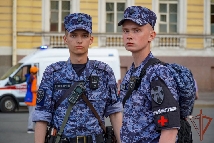 Росгвардейцы оказали первую помощь упавшему с велосипеда петербуржцу
