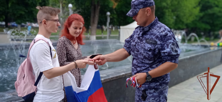 Росгвардейцы принимают участие во всероссийской акции «Российский триколор» в регионах Центральной России 