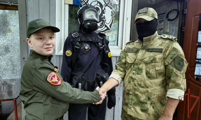 Сотрудники московского ОМОН Росгвардии провели экскурсию для  кадета из Кемерово