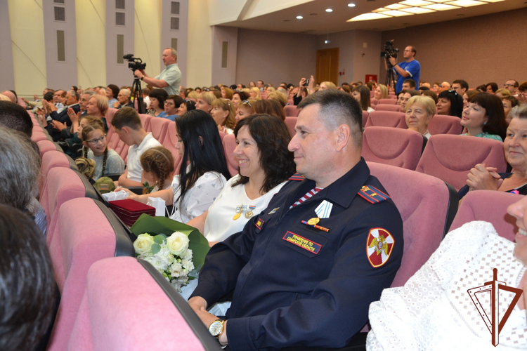 Многодетной семье сотрудника Росгвардии вручили медаль ордена «Родительская слава» в Самаре (видео)