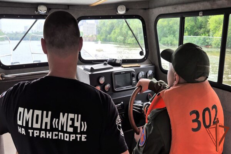 Сотрудники московского ОМОН Росгвардии провели экскурсию для  кадета из Кемерово