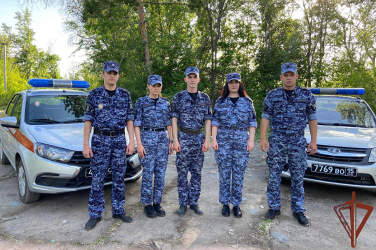 Росгвардейцы спасли от пожара жилые дома в Самарской области