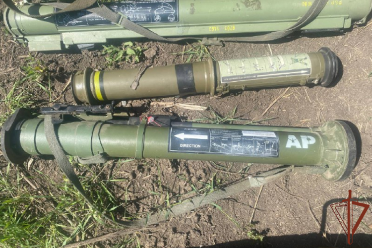 Спецназ Росгвардии и сотрудники военной контрразведки ликвидировали крупный схрон с иностранным вооружением в ДНР 