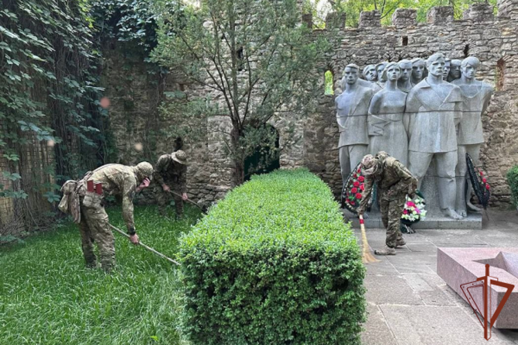 Накануне Дня России росгвардейцы привели в порядок мемориалы памяти в Херсонской и Запорожской областях