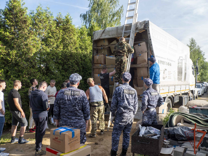 Сотрудники Росгвардии в Санкт-Петербурге собрали и направили гуманитарную помощь жителям ДНР
