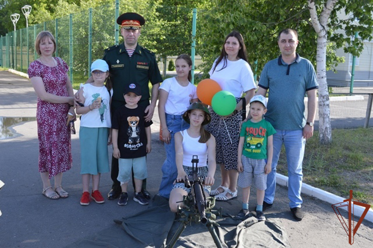 Праздник ко Дню защиты детей провели росгвардейцы в Приволжье