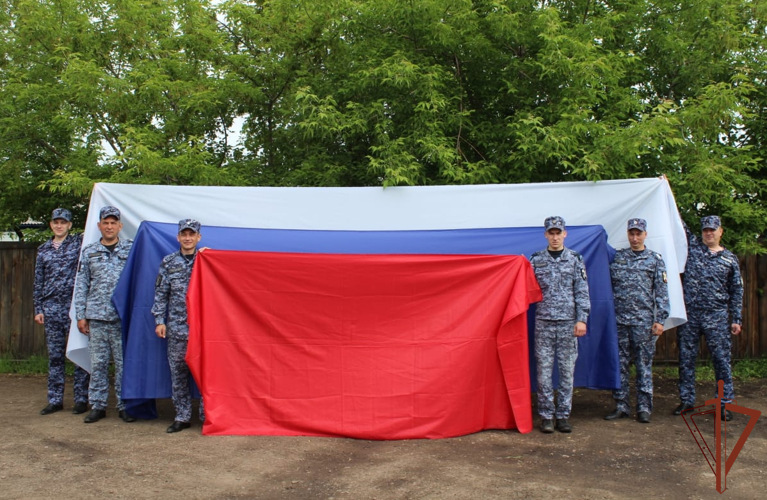 В преддверии празднования Дня России росгвардейцы провели патриотические акции в Сибири