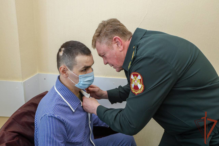 Генерал-полковник Владислав Ершов навестил раненых росгвардейцев – участников СВО в главном госпитале ведомства (видео)