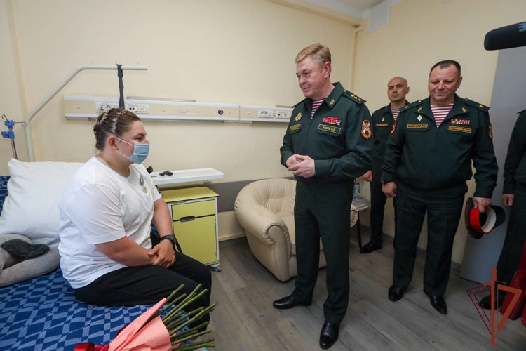 Генерал-полковник Владислав Ершов навестил раненых росгвардейцев – участников СВО в главном госпитале ведомства (видео)