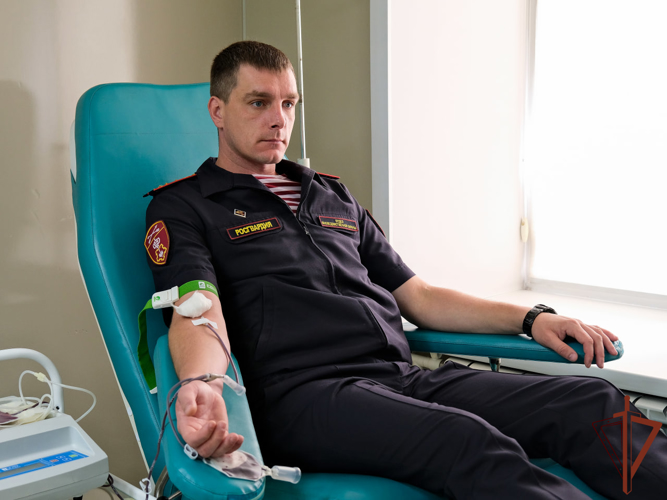 Во Всемирный день донора росгвардейцы пополнили региональные банки крови в Сибири