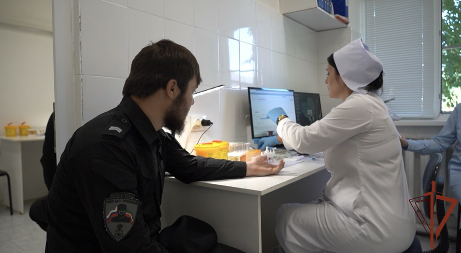 Более 100 росгвардейцев откликнулись на призыв стать донорами крови в Грозном