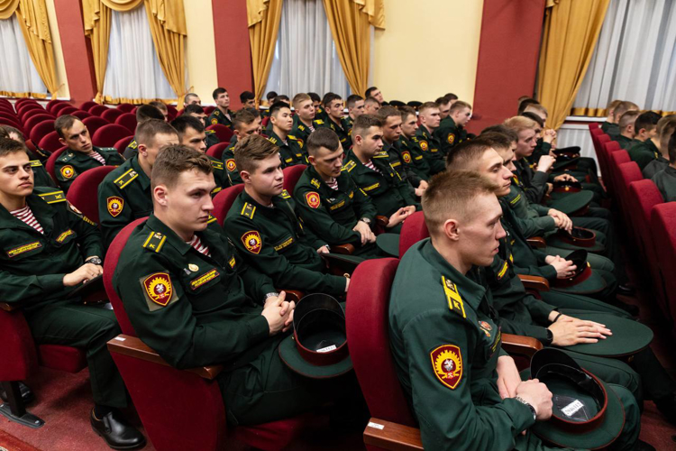Генерал-полковник полиции Анатолий Маликов провел занятие для выпускников Санкт-Петербургского военного института Росгвардии