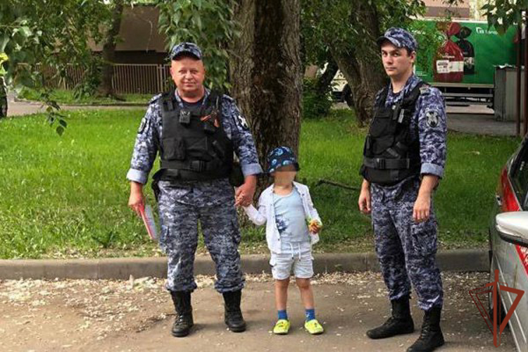 Росгвардейцы вернули родителям потерявшегося ребенка в Москве  