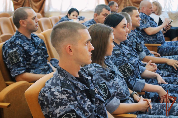 Росгвардейцев, спасших жилые дома от пожара, поощрили в Самарской области