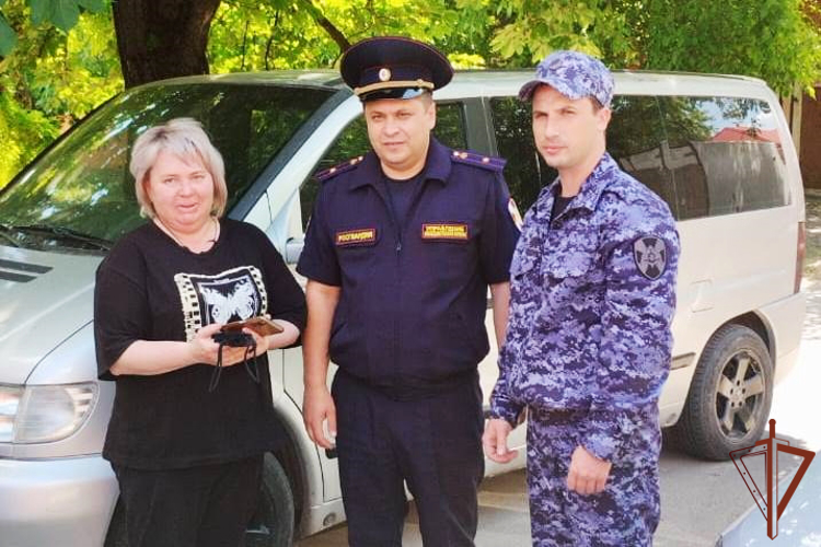 Росгвардейцы передали землю из братской могилы потомкам фронтовиков в Ростовской области