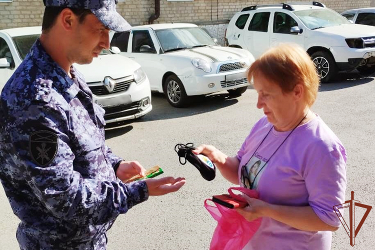 Росгвардейцы передали землю из братской могилы потомкам фронтовиков в Ростовской области